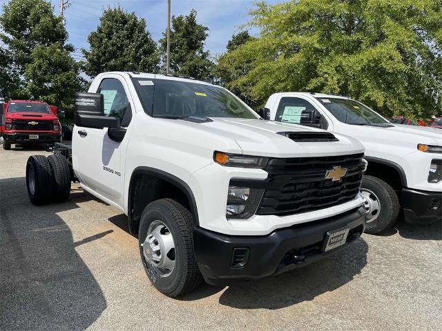 2024 Chevrolet Silverado 3500 HD CC Vehicle Photo in ALCOA, TN 37701-3235