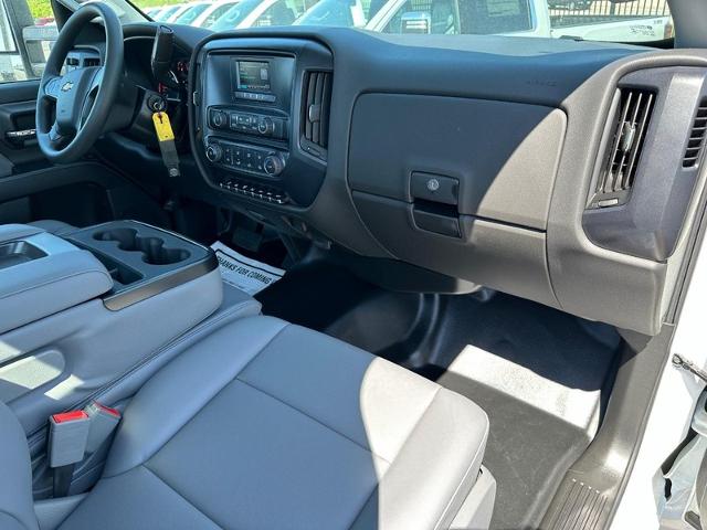 2023 Chevrolet Silverado 6500 HD Vehicle Photo in COLUMBIA, MO 65203-3903