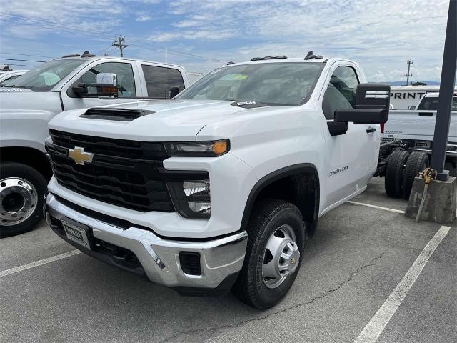 2024 Chevrolet Silverado 3500 HD CC Vehicle Photo in ALCOA, TN 37701-3235