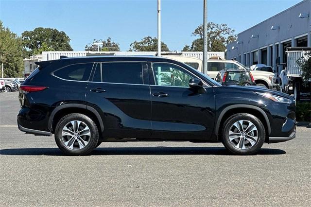 2020 Toyota Highlander Vehicle Photo in ELK GROVE, CA 95757-8703