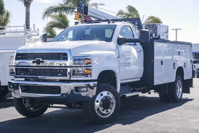 2023 Chevrolet Silverado Chassis Cab Vehicle Photo in VENTURA, CA 93003-8585