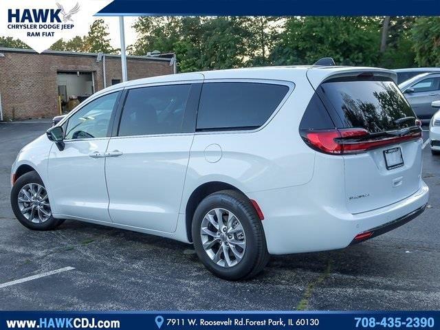 2024 Chrysler Pacifica Vehicle Photo in Saint Charles, IL 60174