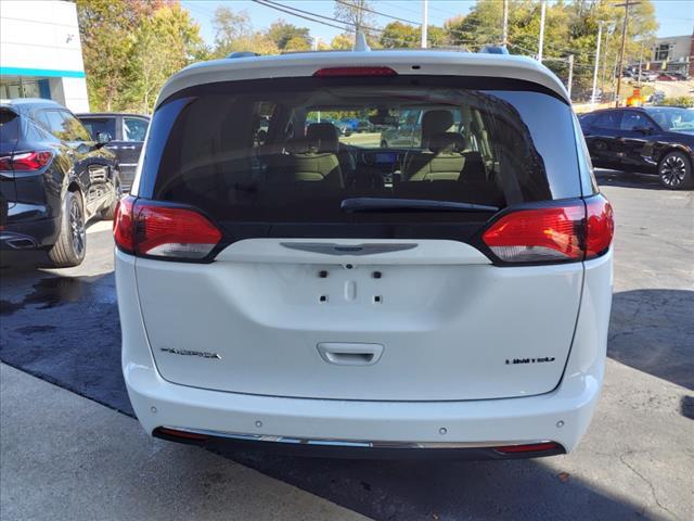 2017 Chrysler Pacifica Vehicle Photo in TARENTUM, PA 15084-1435