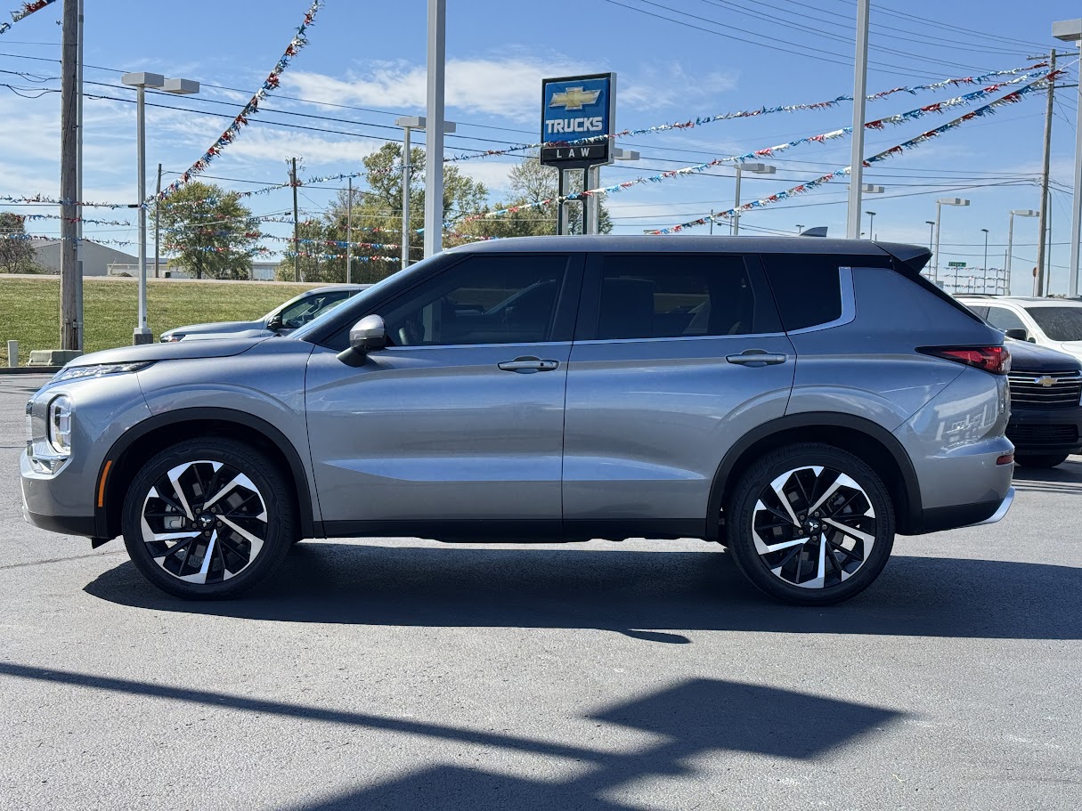 2023 Mitsubishi Outlander Vehicle Photo in BOONVILLE, IN 47601-9633