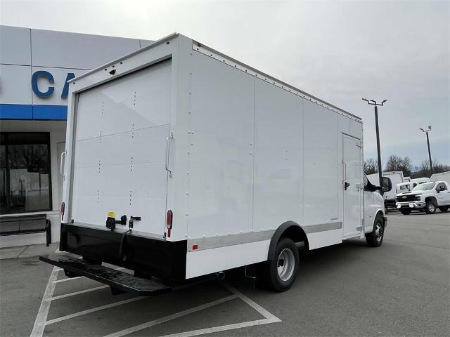 2023 Chevrolet Express Cutaway 3500 Vehicle Photo in ALCOA, TN 37701-3235