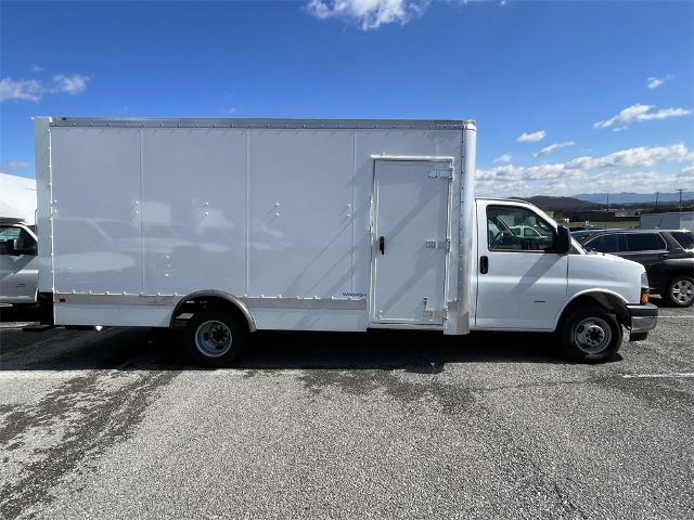 2023 Chevrolet Express Cutaway 3500 Vehicle Photo in ALCOA, TN 37701-3235