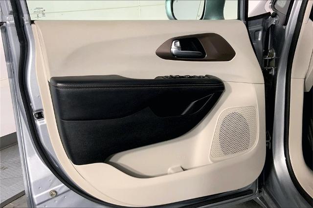 2019 Chrysler Pacifica Vehicle Photo in Lees Summit, MO 64086