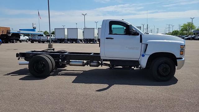 2024 Chevrolet Silverado Chassis Cab Vehicle Photo in JOLIET, IL 60435-8135