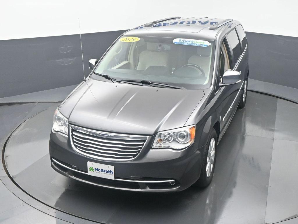 2016 Chrysler Town & Country Vehicle Photo in Cedar Rapids, IA 52402