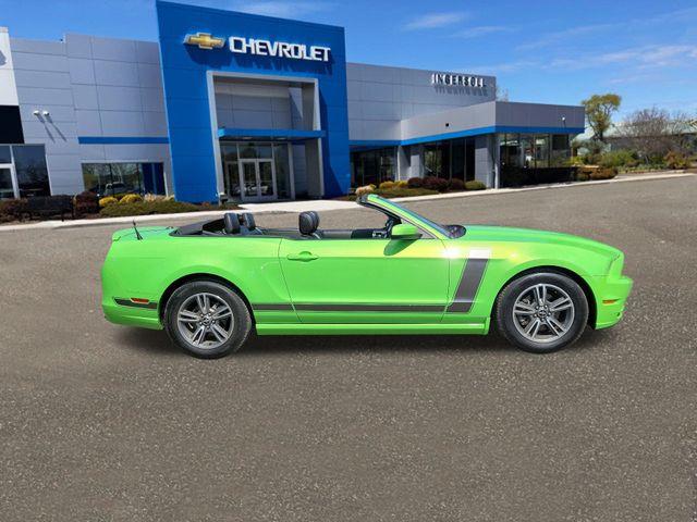 2013 Ford Mustang Vehicle Photo in DANBURY, CT 06810-5034