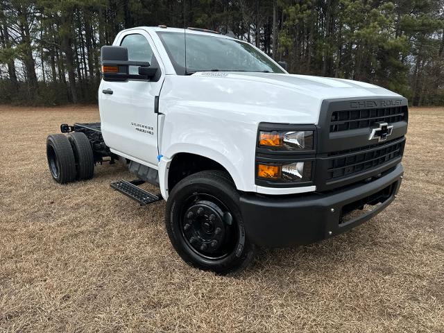 2023 Chevrolet Silverado Chassis Cab Vehicle Photo in DUNN, NC 28334-8900