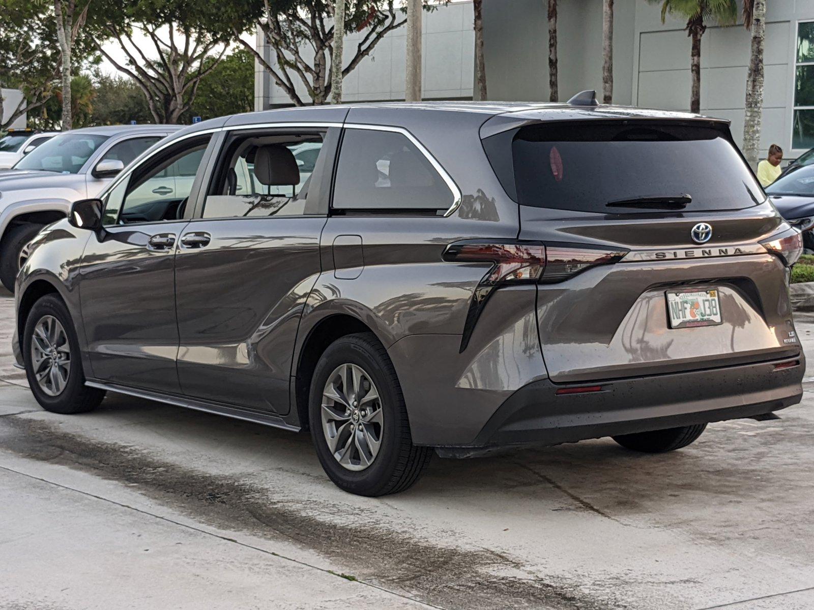 2024 Toyota Sienna Vehicle Photo in Davie, FL 33331