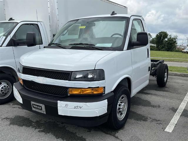 2024 Chevrolet Express Cutaway 3500 Vehicle Photo in ALCOA, TN 37701-3235