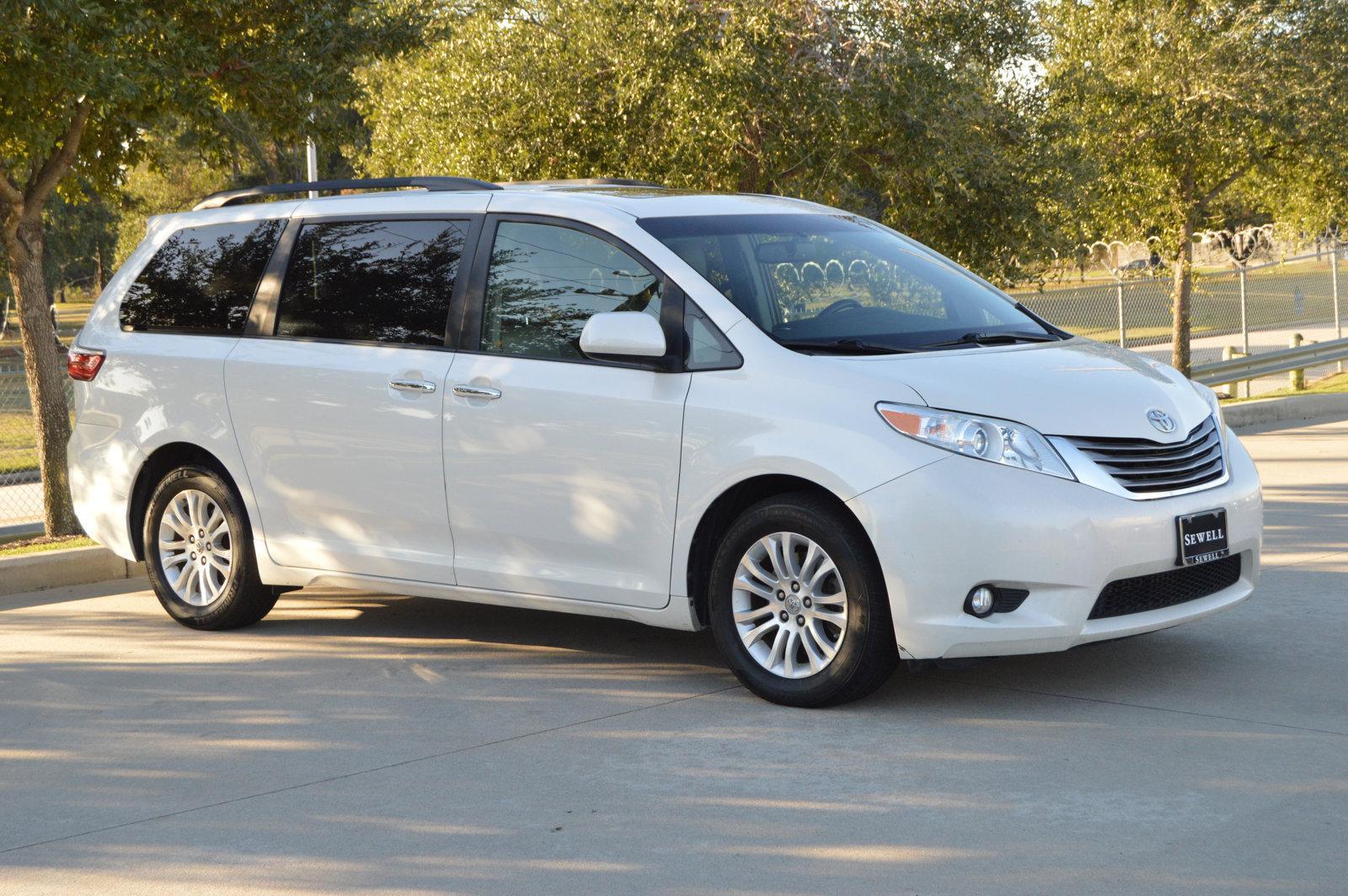 2017 Toyota Sienna Vehicle Photo in Houston, TX 77090