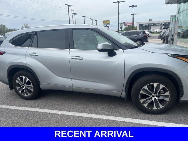 2021 Toyota Highlander Vehicle Photo in Merrillville, IN 46410-5311