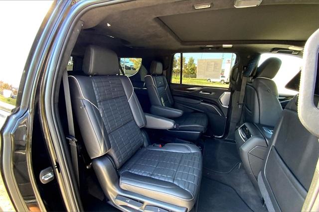 2024 Cadillac Escalade ESV Vehicle Photo in KANSAS CITY, MO 64114-4545