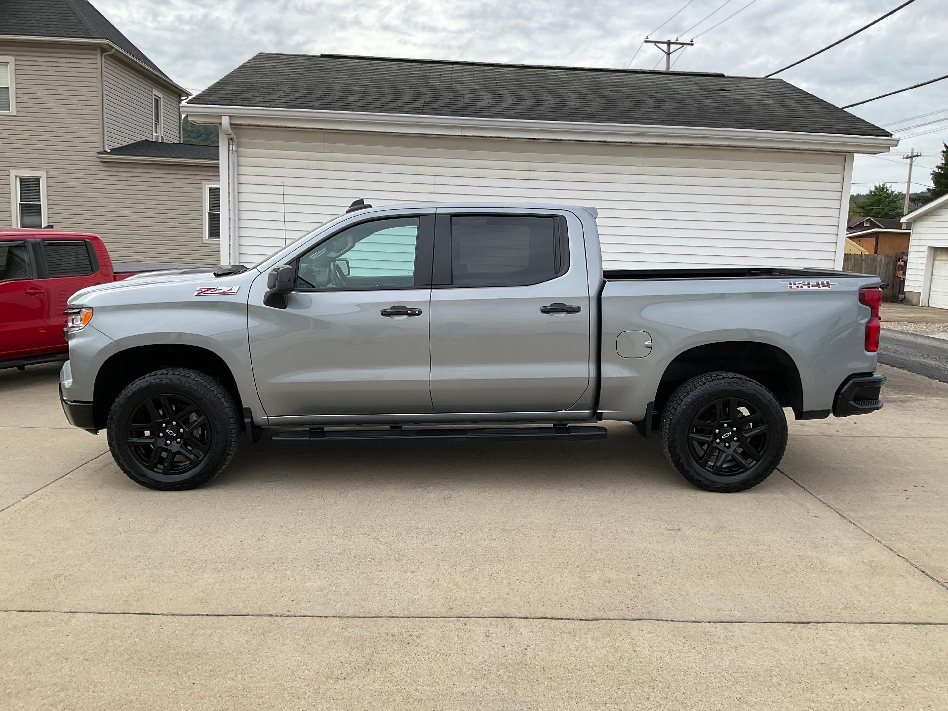 Used 2024 Chevrolet Silverado 1500 LT Trail Boss with VIN 3GCPDFEK5RG103083 for sale in Bellaire, OH