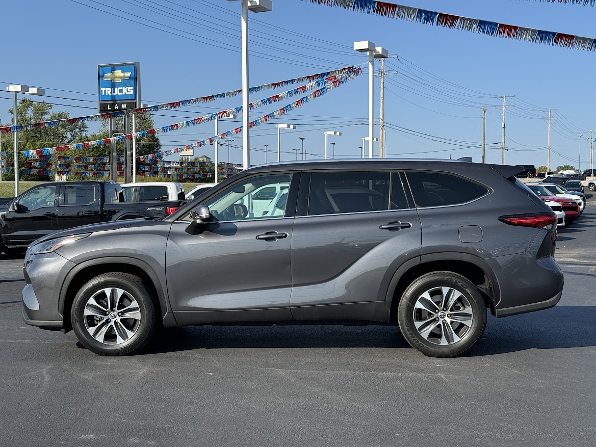 2021 Toyota Highlander Vehicle Photo in BOONVILLE, IN 47601-9633