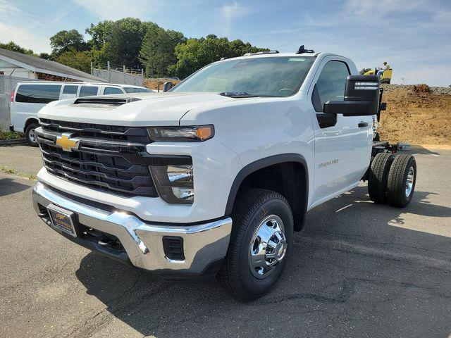 2024 Chevrolet Silverado 3500 HD Chassis Cab Vehicle Photo in DANBURY, CT 06810-5034