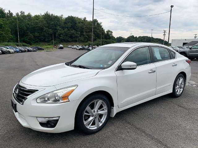 2015 Nissan Altima Vehicle Photo in MOON TOWNSHIP, PA 15108-2571