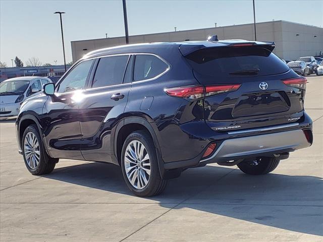 2023 Toyota Highlander Vehicle Photo in Peoria, IL 61615