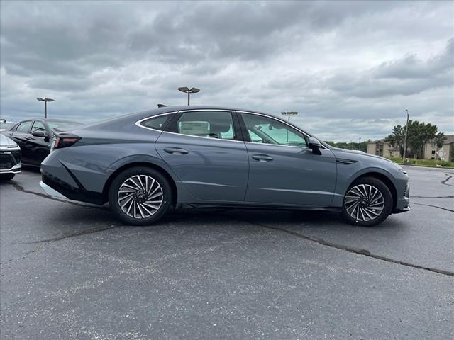 2024 Hyundai SONATA Hybrid Vehicle Photo in O'Fallon, IL 62269