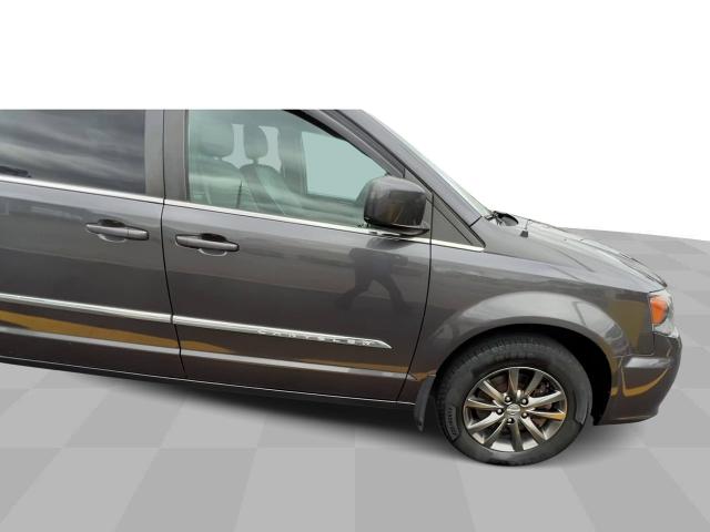 2015 Chrysler Town & Country Vehicle Photo in MASSENA, NY 13662-2255