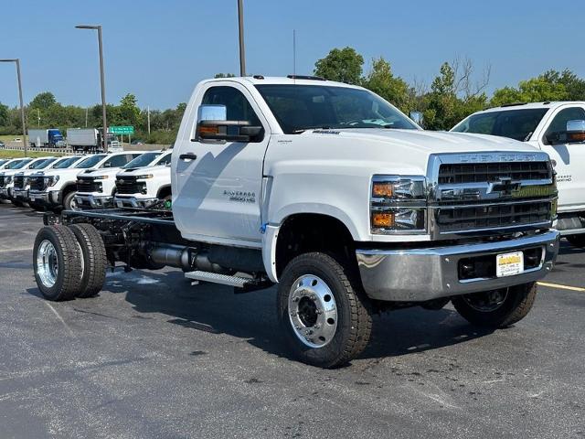 2024 Chevrolet Silverado 5500 HD Vehicle Photo in COLUMBIA, MO 65203-3903