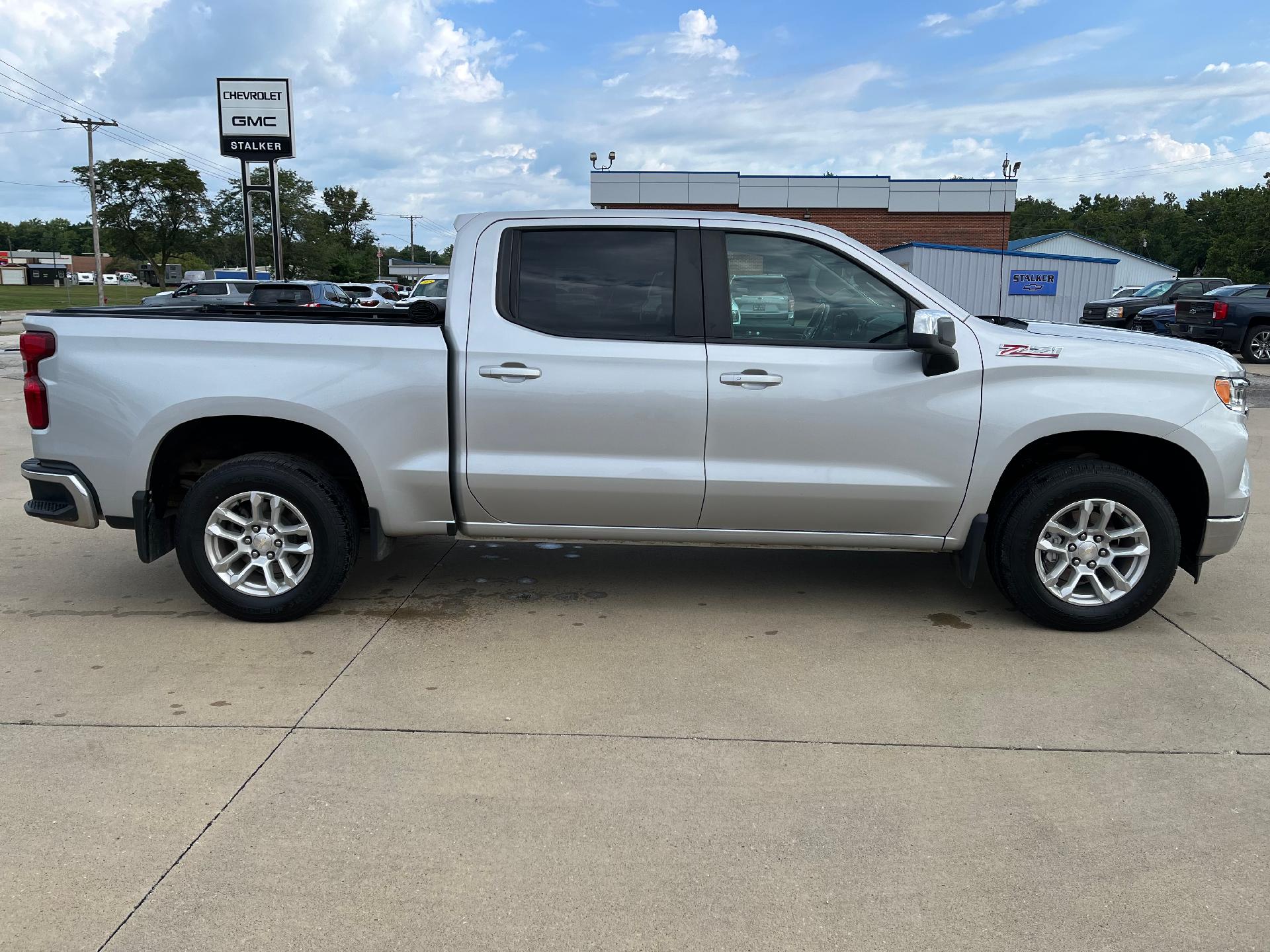 Used 2022 Chevrolet Silverado 1500 LT with VIN 1GCUDDED8NZ578200 for sale in Creston, IA