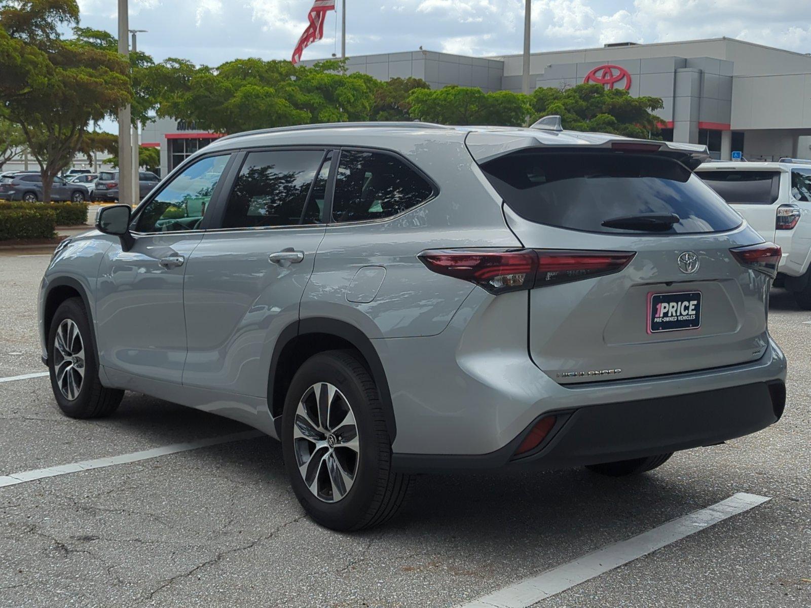 2024 Toyota Highlander Vehicle Photo in Ft. Myers, FL 33907