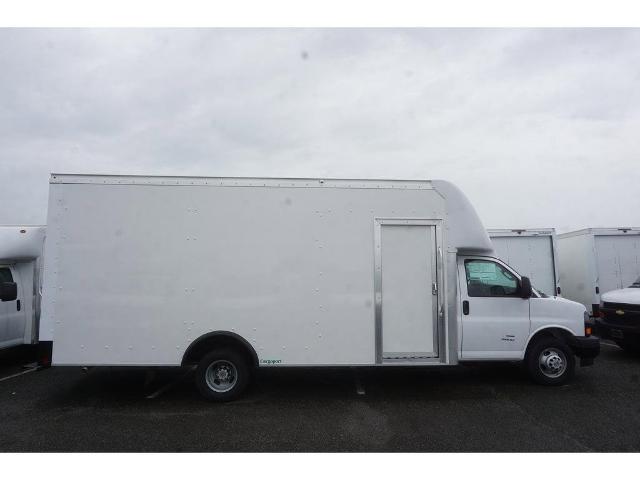 2023 Chevrolet Express Cutaway 4500 Vehicle Photo in ALCOA, TN 37701-3235