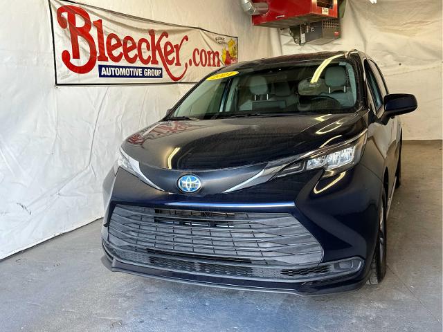 2021 Toyota Sienna Vehicle Photo in RED SPRINGS, NC 28377-1640