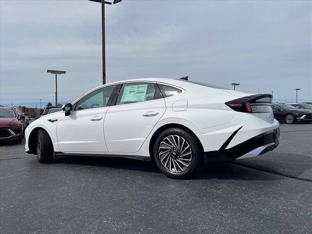 2024 Hyundai SONATA Hybrid Vehicle Photo in O'Fallon, IL 62269