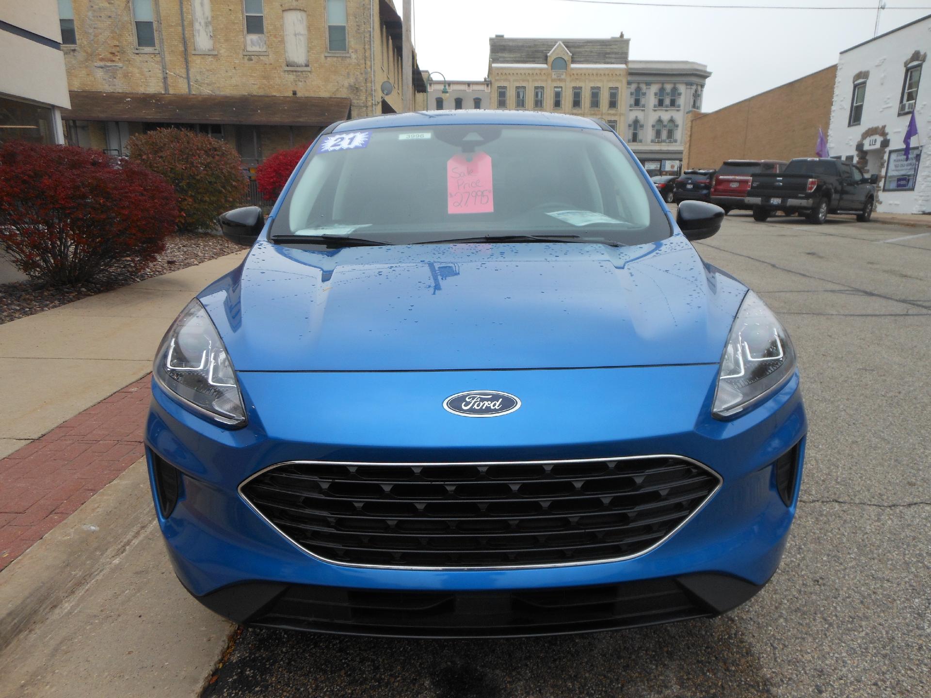 Used 2021 Ford Escape SE with VIN 1FMCU9G6XMUB21354 for sale in Whitewater, WI