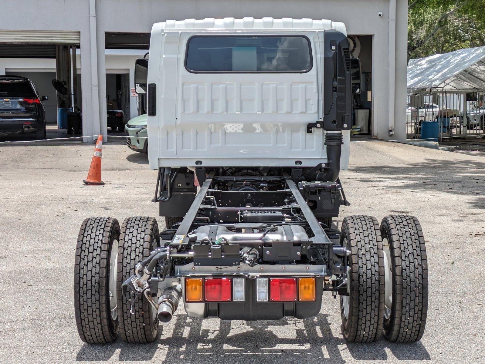 2025 Chevrolet Low Cab Forward 5500 HG Vehicle Photo in GREENACRES, FL 33463-3207