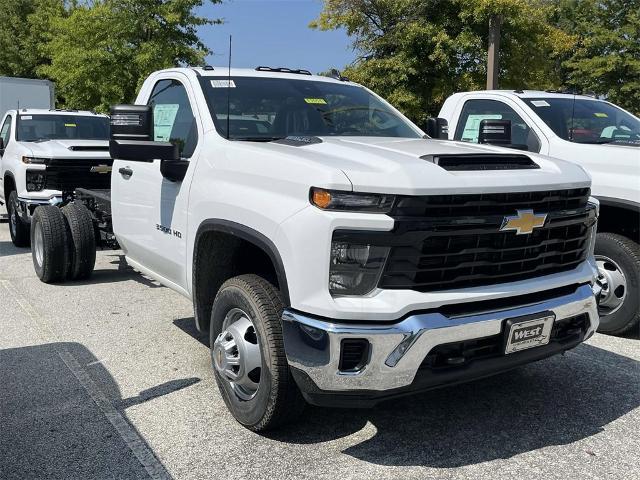 2024 Chevrolet Silverado 3500 HD Chassis Cab Vehicle Photo in ALCOA, TN 37701-3235