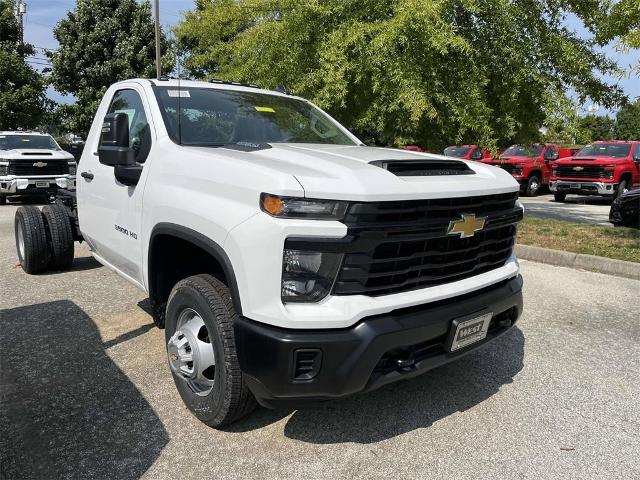 2024 Chevrolet Silverado 3500 HD Chassis Cab Vehicle Photo in ALCOA, TN 37701-3235