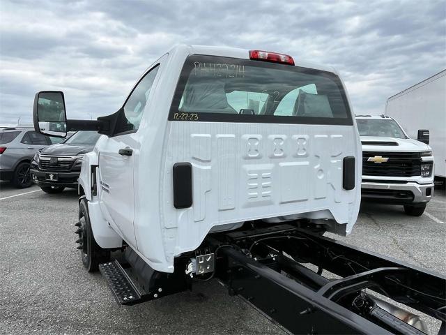 2023 Chevrolet Silverado 5500 HD Vehicle Photo in ALCOA, TN 37701-3235