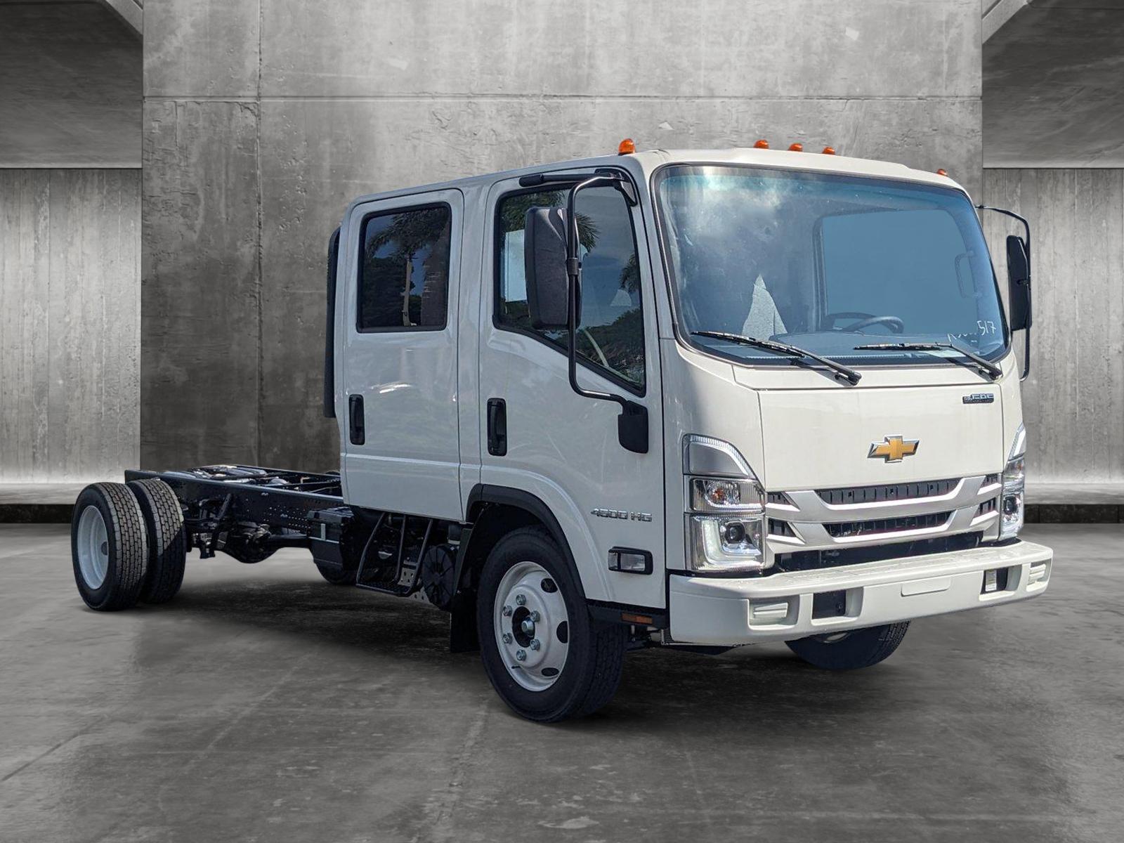 2024 Chevrolet Low Cab Forward 4500 Vehicle Photo in GREENACRES, FL 33463-3207