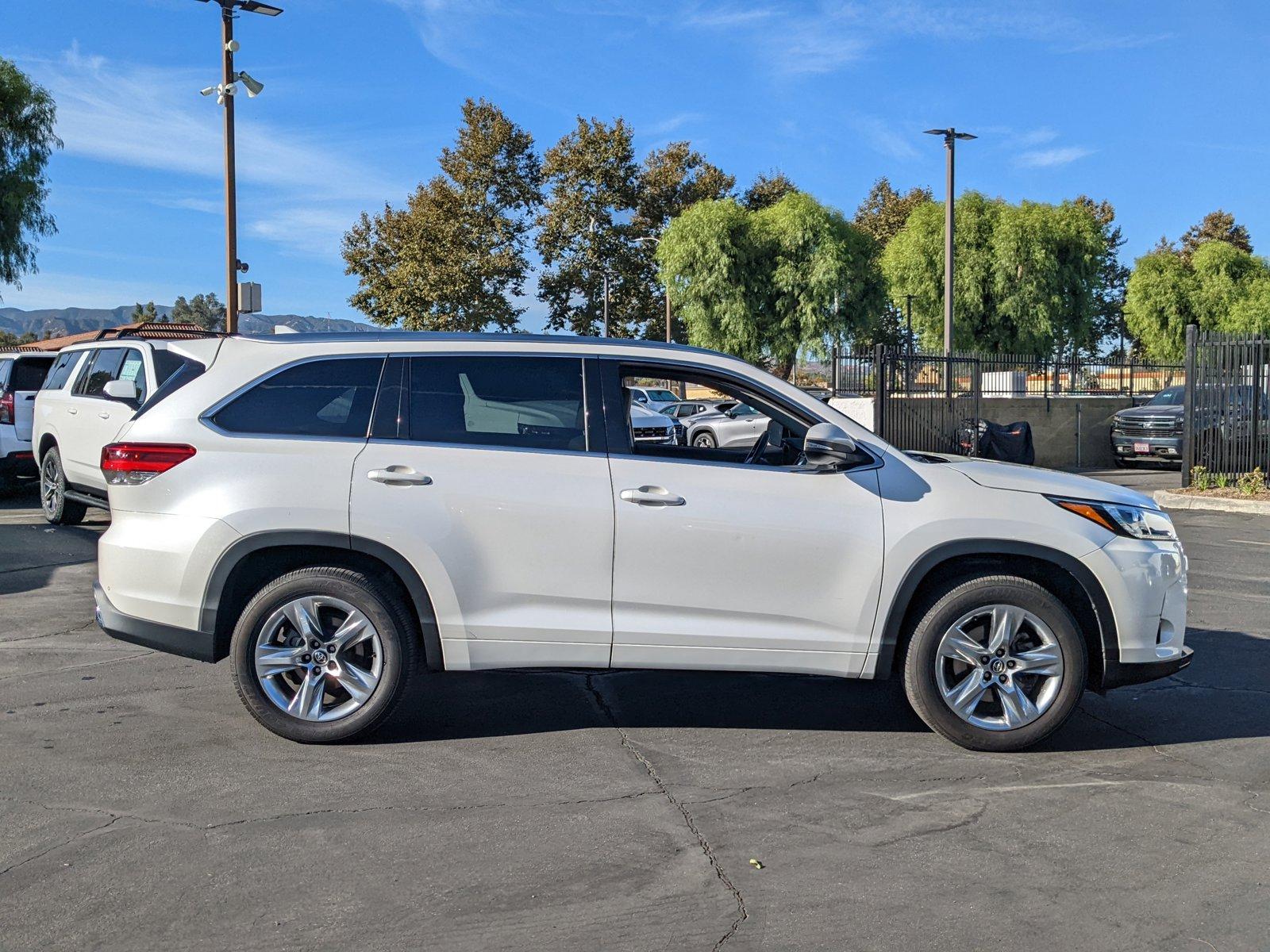 2017 Toyota Highlander Vehicle Photo in VALENCIA, CA 91355-1705