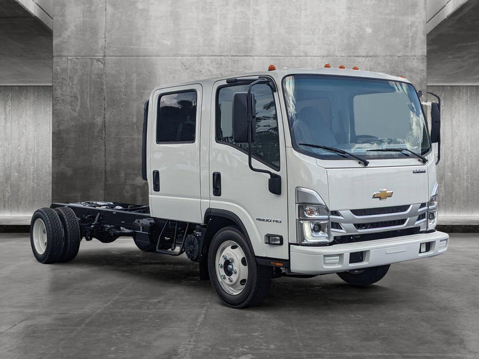 2024 Chevrolet Low Cab Forward 4500 Vehicle Photo in GREENACRES, FL 33463-3207