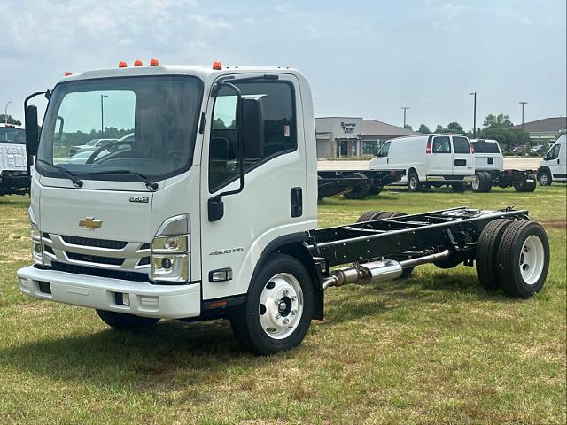 2024 Chevrolet Low Cab Forward 4500 Vehicle Photo in DUNN, NC 28334-8900