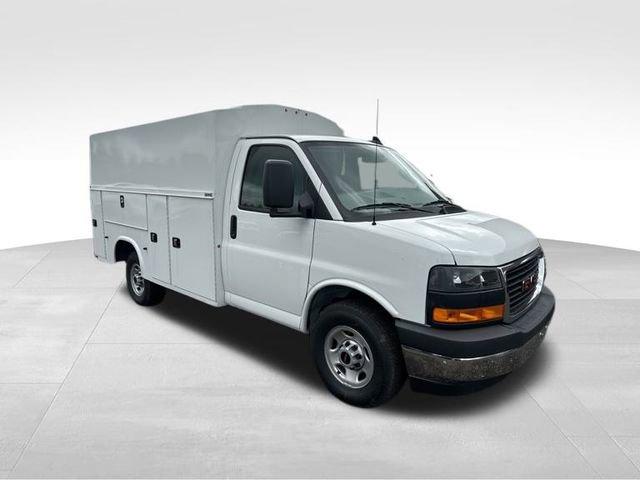 2024 GMC Savana Cutaway 3500 Vehicle Photo in MEDINA, OH 44256-9631