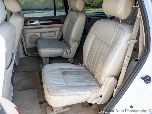 2004 Lincoln Navigator Vehicle Photo in OAK LAWN, IL 60453-2517