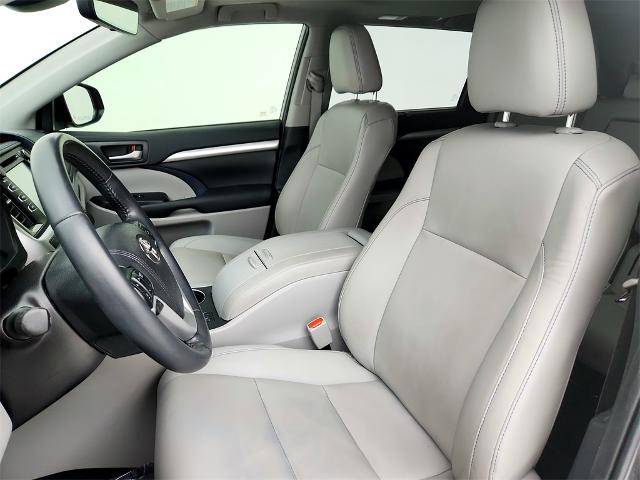 2019 Toyota Highlander Vehicle Photo in Grapevine, TX 76051