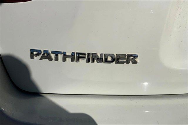 2017 Nissan Pathfinder Vehicle Photo in TOPEKA, KS 66609-0000