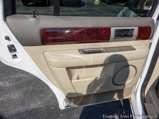 2004 Lincoln Navigator Vehicle Photo in OAK LAWN, IL 60453-2517