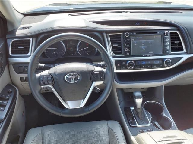 2016 Toyota Highlander Vehicle Photo in Peoria, IL 61615