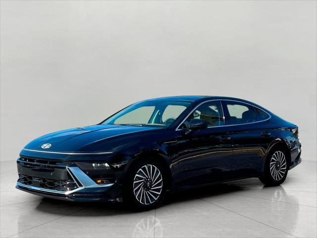 2025 Hyundai SONATA Hybrid Vehicle Photo in Green Bay, WI 54304