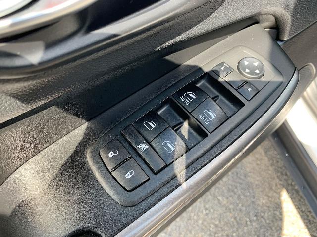 2019 Jeep Cherokee Vehicle Photo in MOON TOWNSHIP, PA 15108-2571